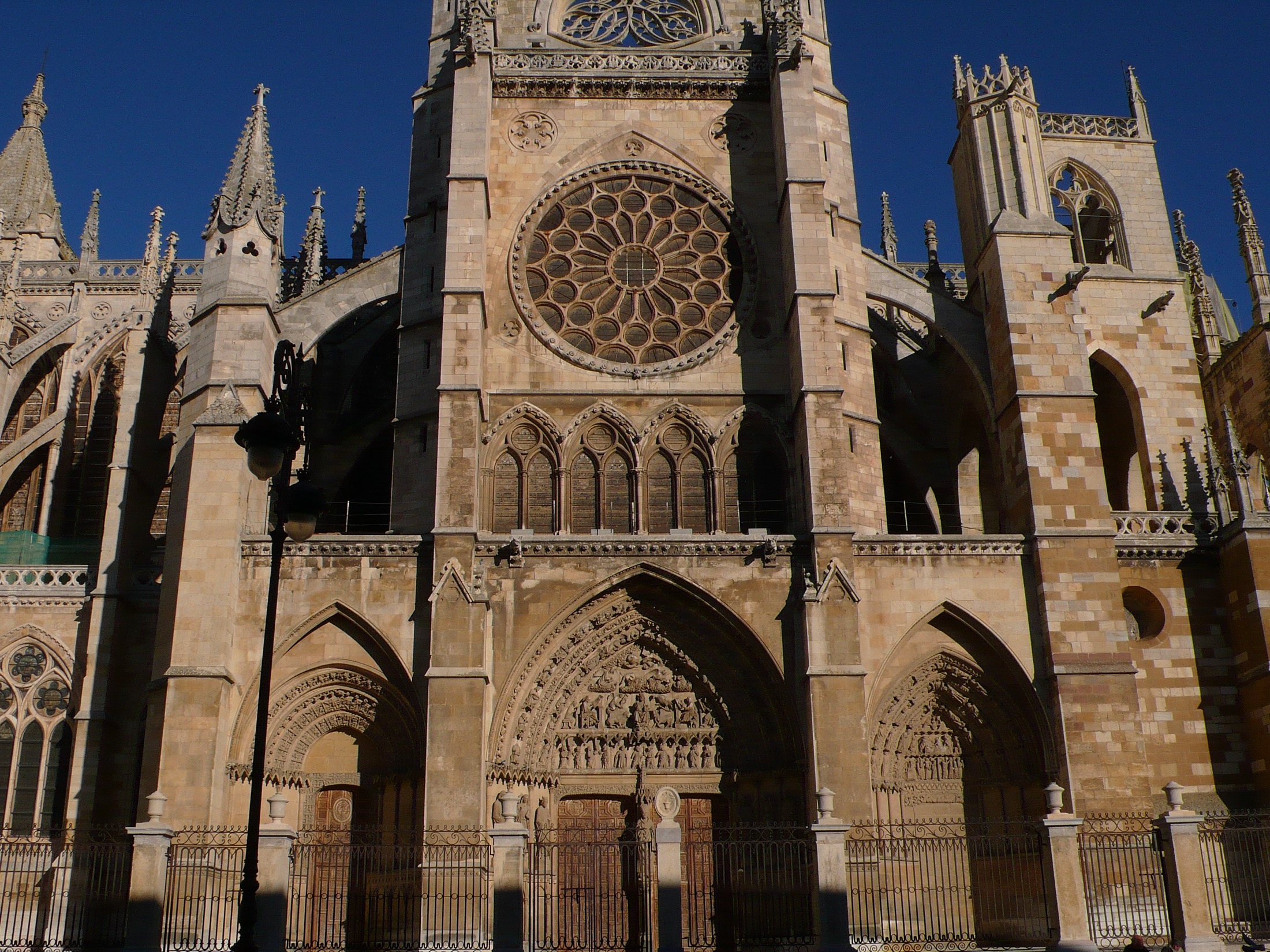 Fachada meridional de la Catedral de León, con su gran rosetón gótico